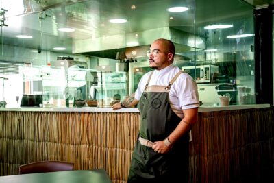 Andrews Arrieta ante la cocina Açai. Foto, Açai.