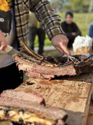 Cortando una tira de asado. Foto, Rodolfo Reich.