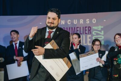 Marcelo Arriagada después de ganar el Conurso del Mejor Sommelier de Chile.