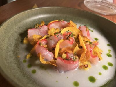 Tiradito con frutos rojos