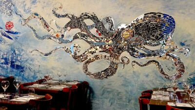 Un pulpo construido en mosaico adorna la pared del restaurante. Foto, Jesi Llarri y Nicolás Cetra