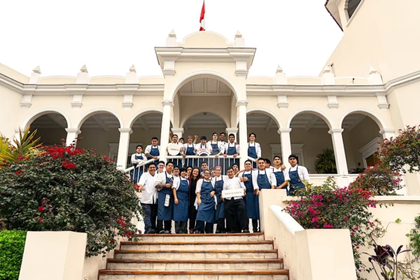 El equipo de cocina en la Casa Moreyra. Foto, Grupo Acurio.