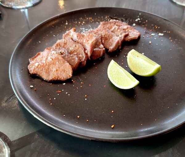 Gyutan, lengua de vaca laminada. Pancha Echevarría en Naoki.