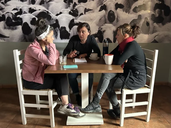 Vanesa Blasco, Irene Sobrón y Ana Montero, en Casa Comidas Irene (Viniegra de Abajo, La Rioja)