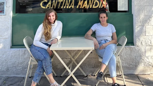 Maria Eugenia y Franca Mandía en la puerta de la Cantina.