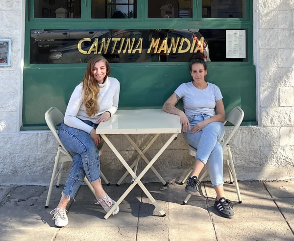 Maria Eugenia y Franca Mandía en la puerta de la Cantina.