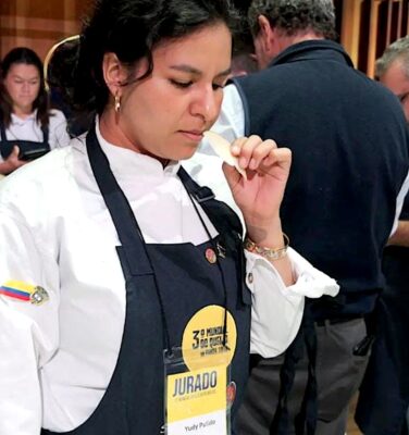 Yudy Pulido como jurado en concursos de quesos. Foto, Quesos de Montaña