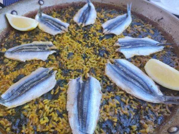 Arroz con boquerones y espinacas de Haití