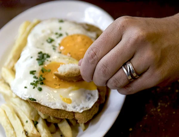 Milanesas de cuadril a caballo con papas fritas triple cocción. Julián Díaz en los Galgos