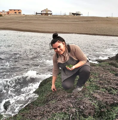 Carola Puracchio recolecta sus algas con la marea baja.