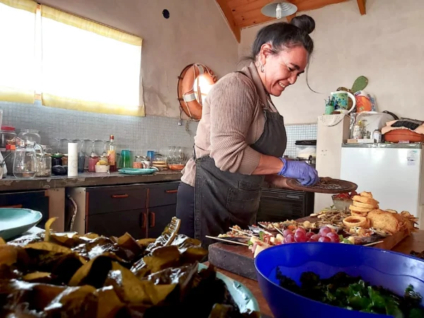 Carola Puracchio en la cocina de Amar Algas. Doto, Leandro Vesco.