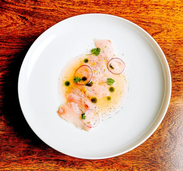 Sashimi de kampachi con aguachile. Mario Castrellón en Maito