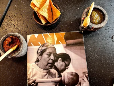 Menú, salsas y totopos. Foto, Rodrigo Crespo.