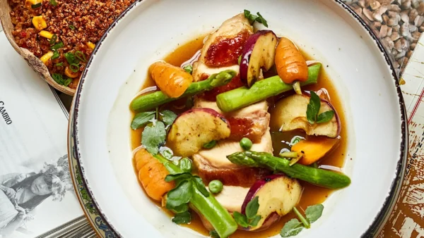 Pechuga de pollo de campo con manzana y quinua. Ronald y Manuel Morocho en La María Cocina Libre