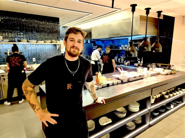 Pedro Coronha en la cocina de Koral.