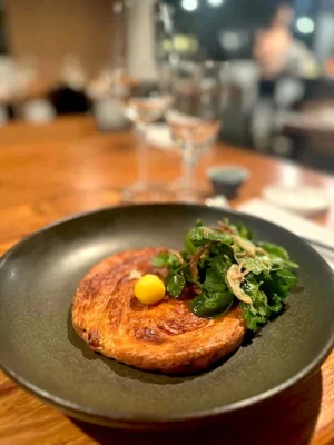 pan naan con queso sardo en masa de croissant