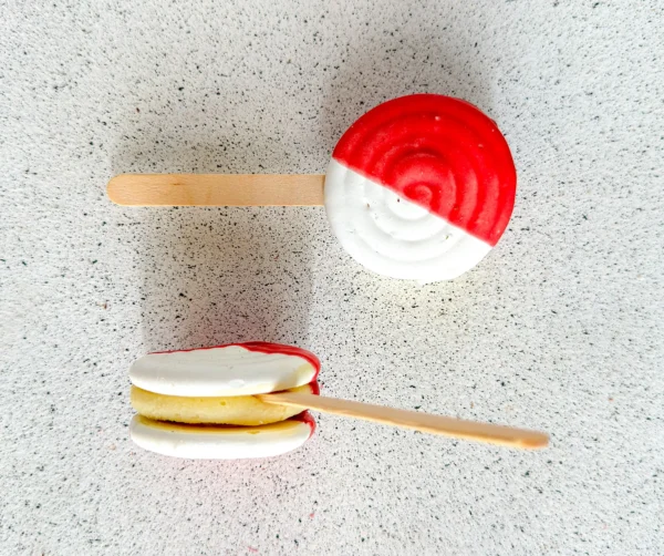 Alfajor de queso de cabra, mora, limón sutil y frutilla. Franzisca Rösner en