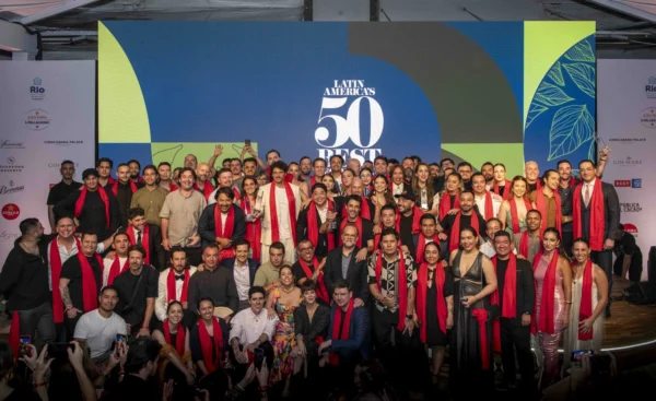 Foto de grupo de los premiados en la gala Latin America 50 Best 2024