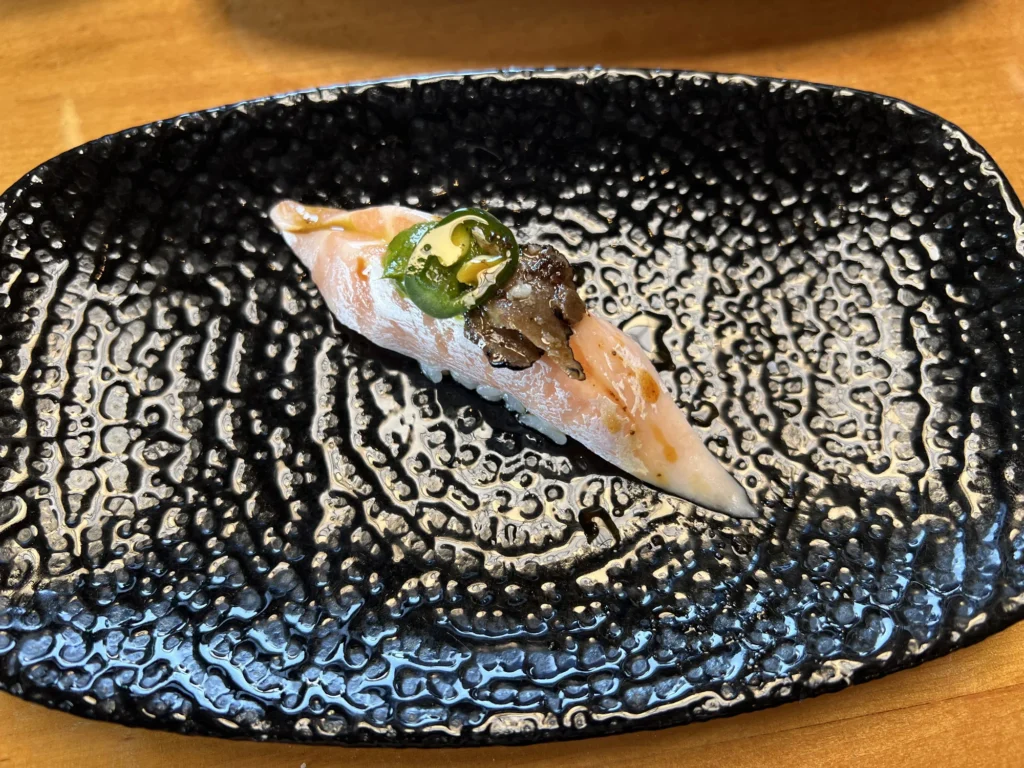 La imagen muestra la destreza de Marcos con un pequeño pero perfecto y elegante nigiri.