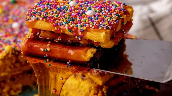 La imagen muestra el turrón de doña Pepa, que no se parece en nada a los turrones españoles de frutos secos. Este se elabora con palitos de masa de pan dorados e intercalados con melaza y se adorna con grajeas de colores.