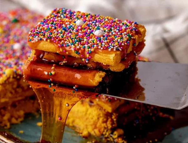 La imagen muestra el turrón de doña Pepa, que no se parece en nada a los turrones españoles de frutos secos. Este se elabora con palitos de masa de pan dorados e intercalados con melaza y se adorna con grajeas de colores.