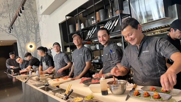 La imagen muestra al equipo de Marcos Baeza en plena acción en Fukasawa, su restaurante japonés.