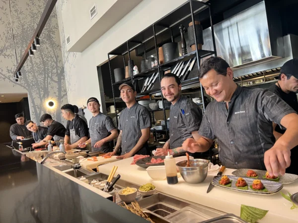 La imagen muestra al equipo de Marcos Baeza en plena acción en Fukasawa, su restaurante japonés.