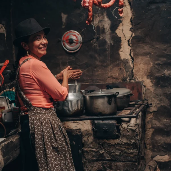 La imagen ilustra el tema del reportaje, la cocina campesina de Boyacá, con una mujer en una cocina humilde