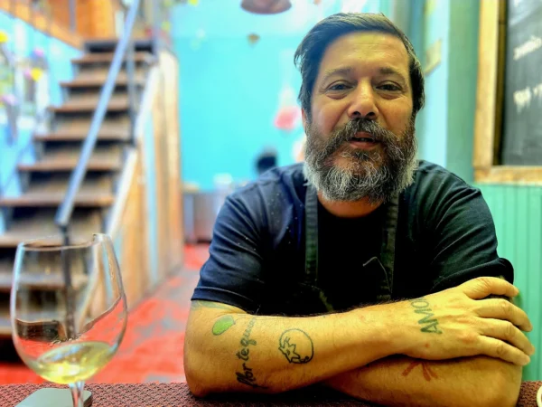 La imagen muestra al chef Javier Avilés, protagonista de la entrevista