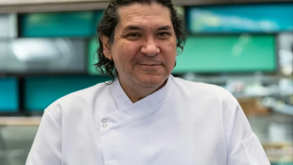 Retrato del chef Gastón Acurio