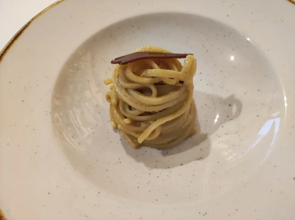 Boccondivino. Linguine con crema de alcachofas y bottarga