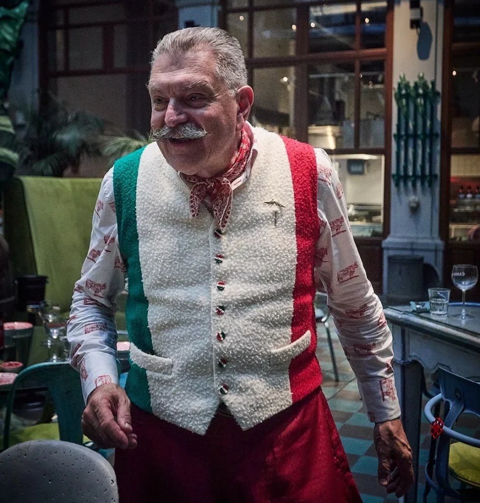 Dario Cecchini entre las mesas de la sala de su restaurante florentino