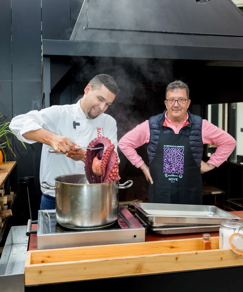 Daniel Guzmán con Gonzalo, preparando pulpo dentro del proyecto de FAGAL (Autor: Nando Iglesias / Grupo Nove)